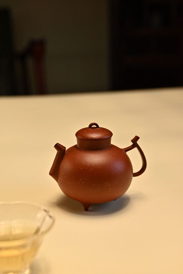 一撇一捺的线条感,让器物有了属于东方的骨性